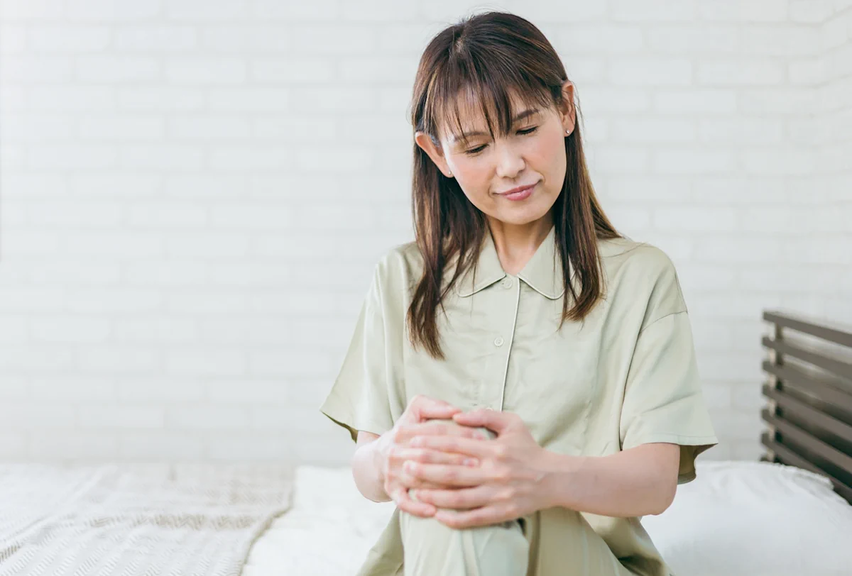 ひざが痛そうな女性